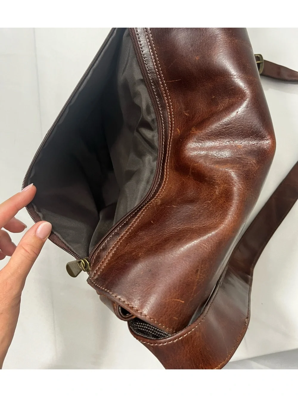 Wilson’s Leather Crossbody Messenger Bag